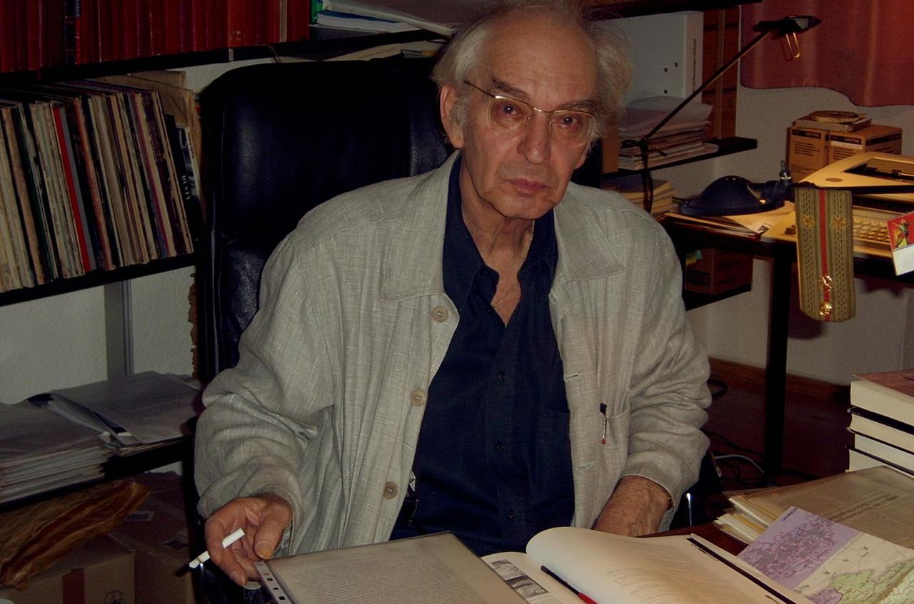 Hans G Helms mit Zigarette an seinem Schreibtisch Hans G Helms mit Zigarette an seinem Schreibtisch