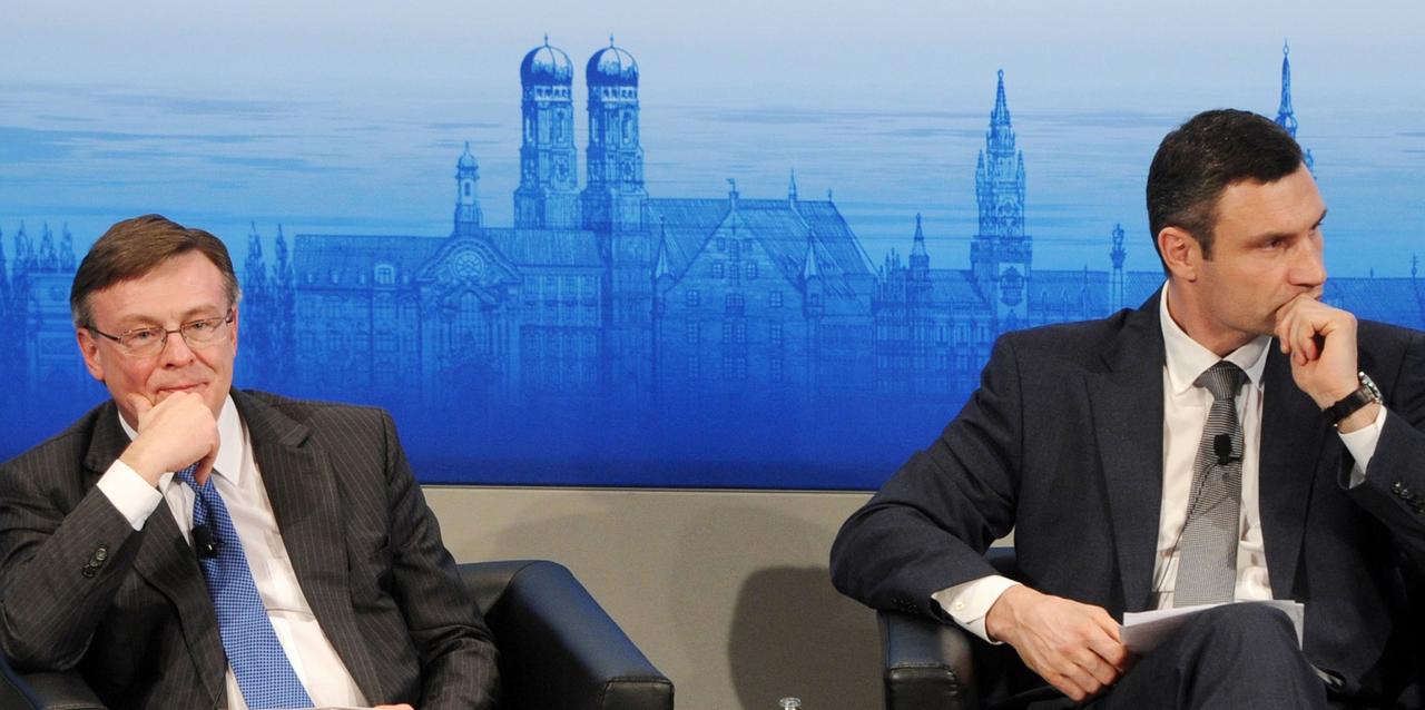 Keine Freunde: Der ukrainische Außenminister Koschara und Oppositionspolitiker Klitschko in München