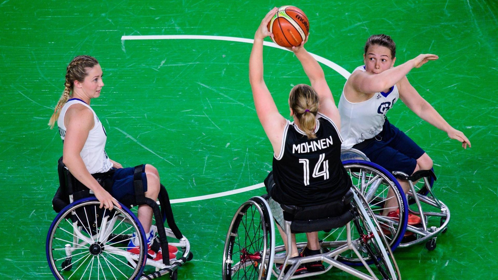 Rollstuhl-Basketball: Deutschland (GER) vs. Großbritannien / Grossbritannien, ein Zweikampf zwischen Sophie Carrigill und Marina Mohnen und Helen Freeman. Rollstuhl-Basketball: Deutschland (GER) vs. Großbritannien / Grossbritannien, ein Zweikampf zwischen Sophie Carrigill und Marina Mohnen und Helen Freeman.