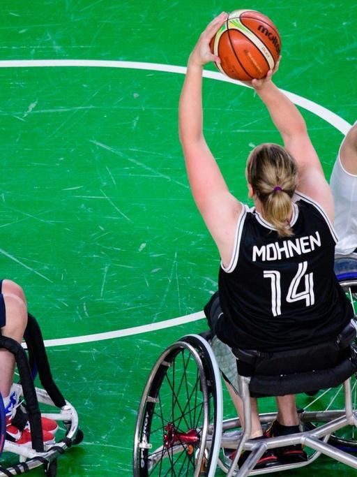 Rollstuhl-Basketball: Deutschland (GER) vs. Großbritannien / Grossbritannien, ein Zweikampf zwischen Sophie Carrigill und Marina Mohnen und Helen Freeman.