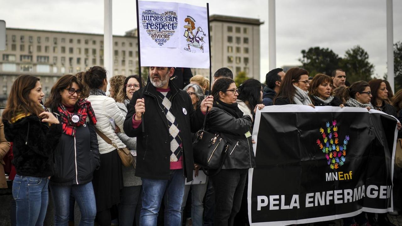 Krankenschwestern und  Pfleger stehen vor dem Santa Maria Krankenhaus in Lissabon im Streik und halten Plakate hoch - am 8. Februar 2019