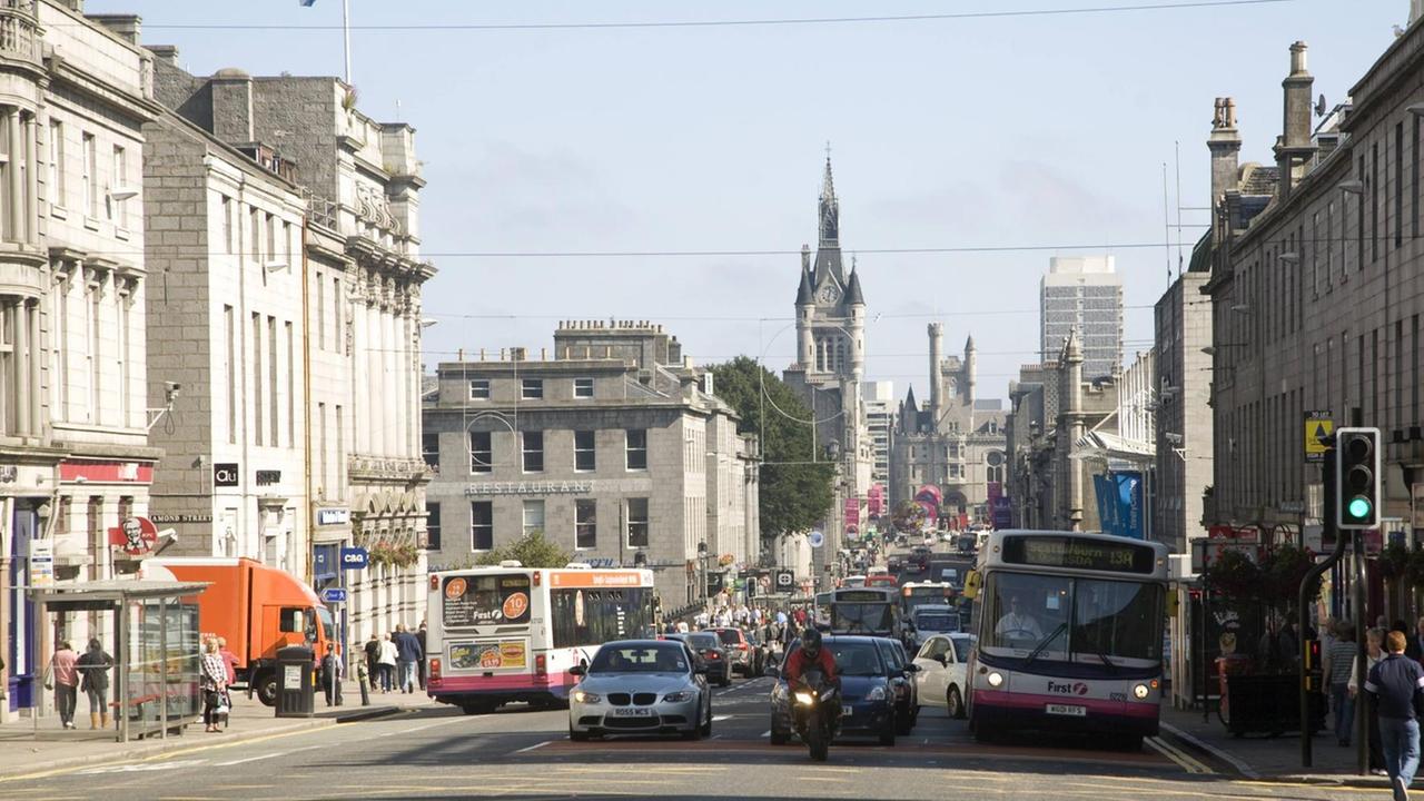 Die geschäftige Union Street im Herzen der schottischen Stadt Aberdeen
