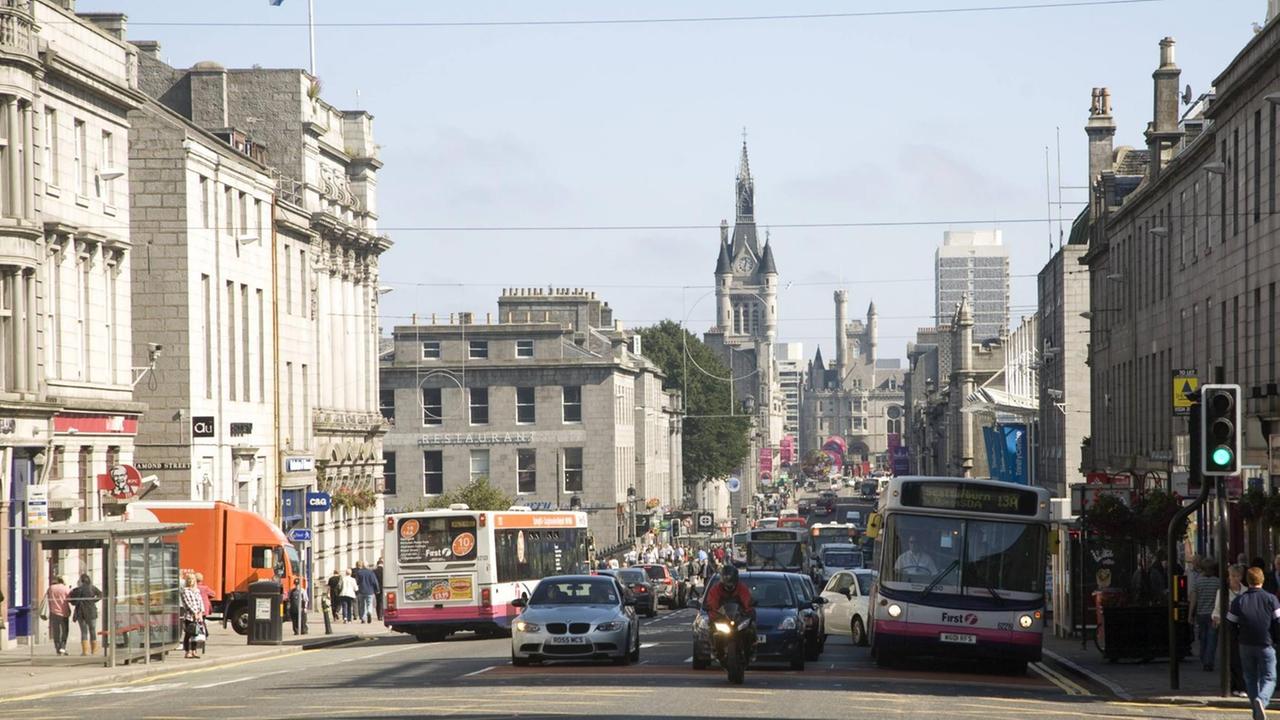 Die geschäftige Union Street im Herzen der schottischen Stadt Aberdeen Die geschäftige Union Street im Herzen der schottischen Stadt Aberdeen