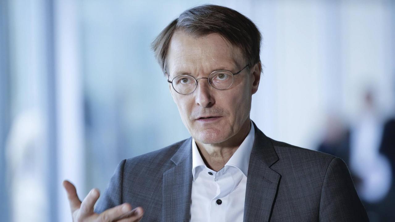 Der SPD-Gesundheitspolitiker und Epidemiologe Karl Lauterbach bei einem Pressestatement. Der SPD-Gesundheitspolitiker und Epidemiologe Karl Lauterbach bei einem Pressestatement.