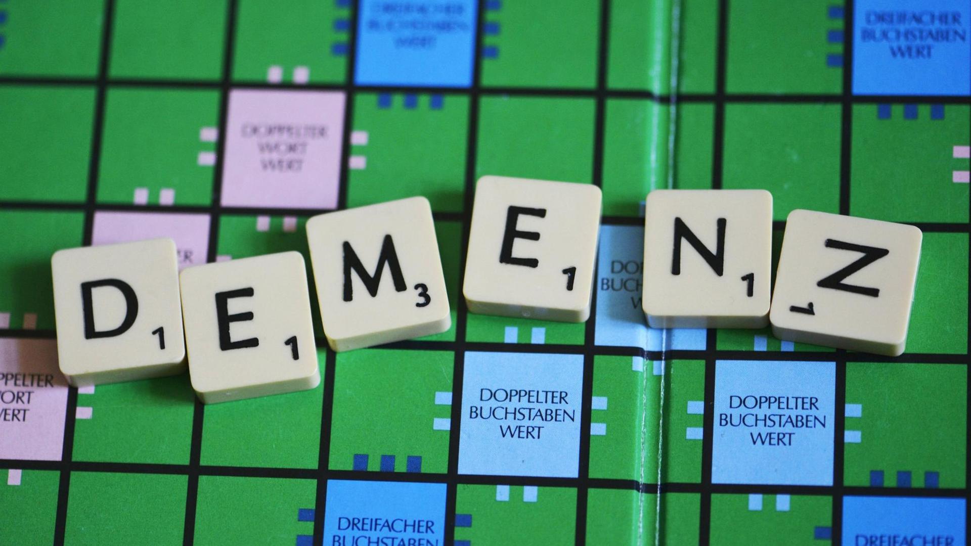Demenz, geschrieben auf einem Scrabble-Brett mit Buchstabensteinen.