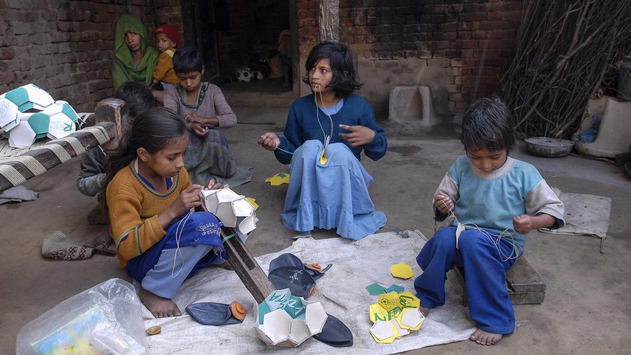 Kinder in Indien nähen Fußbälle in Heimarbeit, Kinderarbeit