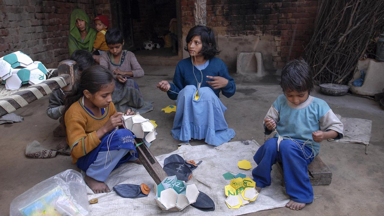 Kinder in Indien nähen Fußbälle in Heimarbeit, Kinderarbeit Kinder in Indien nähen Fußbälle in Heimarbeit, Kinderarbeit
