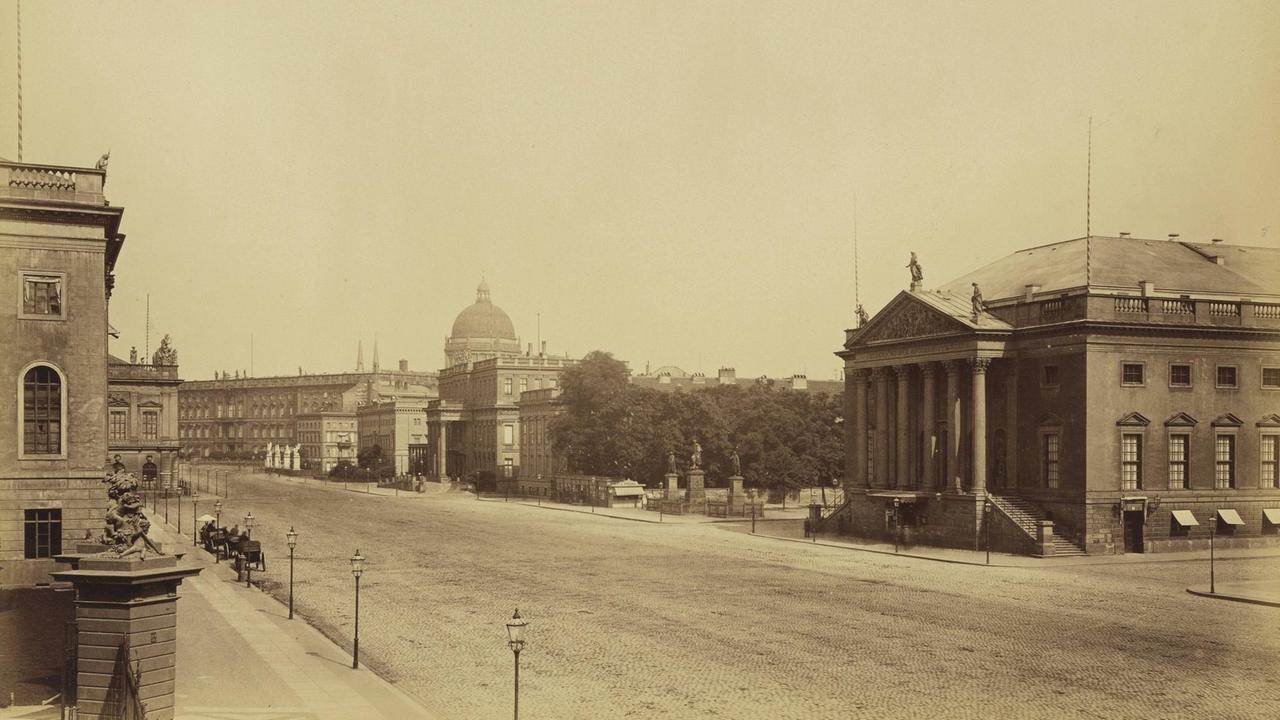 Der Berliner Boulevard Unter den Linden auf einer Fotografie aus dem Jahr 1881. Der Berliner Boulevard Unter den Linden auf einer Fotografie aus dem Jahr 1881.