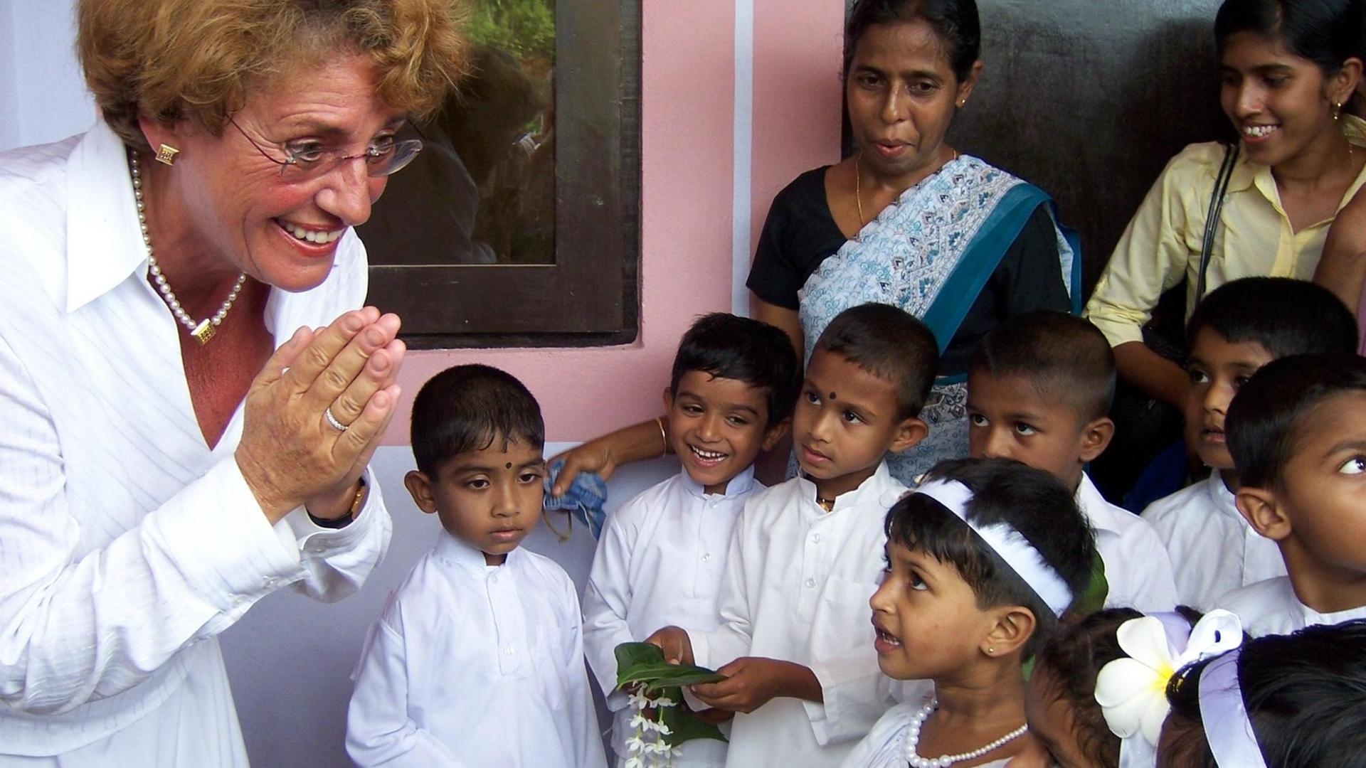 Mindestens dreimal im Jahr fliegt die 76-jährige Ursula Beier nach Sri Lanka. Mindestens dreimal im Jahr fliegt die 76-jährige Ursula Beier nach Sri Lanka.