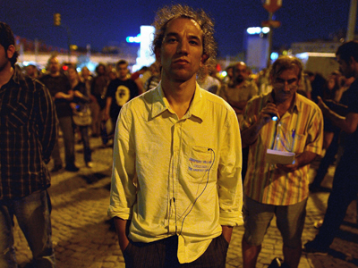 Der türkische Choreograph Erdem Gunduz steht am Taksim-Platz und demonstriert sechs Stunden lautlos. Der türkische Choreograph Erdem Gunduz steht am Taksim-Platz und demonstriert sechs Stunden lautlos.