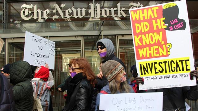 Demonstranten vor dem Verlagsgebäude der New York Times