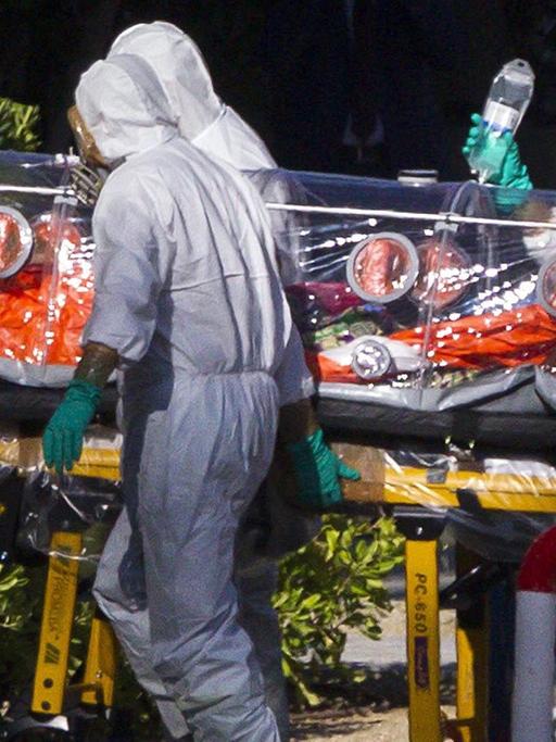 In einer Folienkammer wird der Ebola-Patient Miguel Pajares vom Flugzeug ins Krankenhaus in Madrid gebracht.