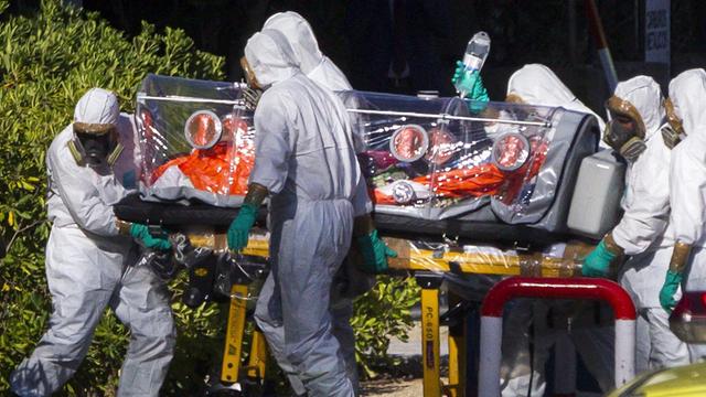 In einer Folienkammer wird der Ebola-Patient Miguel Pajares vom Flugzeug ins Krankenhaus in Madrid gebracht.