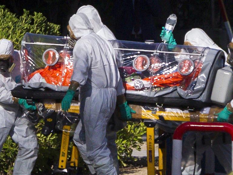 In einer Folienkammer wird der Ebola-Patient Miguel Pajares vom Flugzeug ins Krankenhaus in Madrid gebracht.