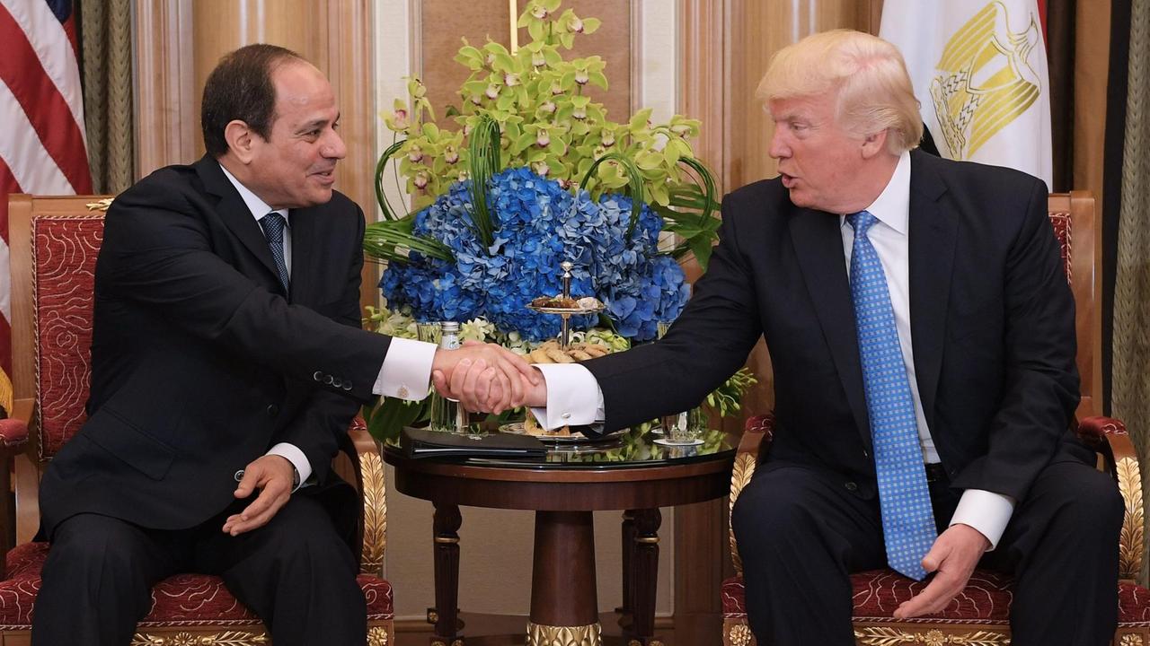 Handschlag zwischen US-Präsident Trump und dem ägyptischen Staatschef al-Sisi bei ihrem Treffen in Riad. Handschlag zwischen US-Präsident Trump und dem ägyptischen Staatschef al-Sisi bei ihrem Treffen in Riad.
