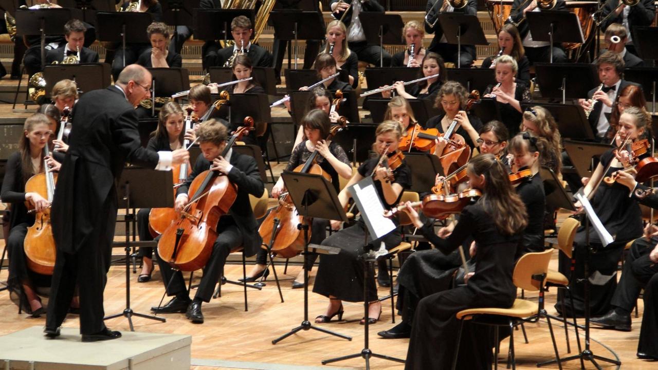 Die jungen Musikerinnen und Musiker des Bundesjugendorchesters spielen in einem Konzert Die jungen Musikerinnen und Musiker des Bundesjugendorchesters spielen in einem Konzert