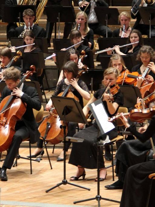 Die jungen Musikerinnen und Musiker des Bundesjugendorchesters spielen in einem Konzert