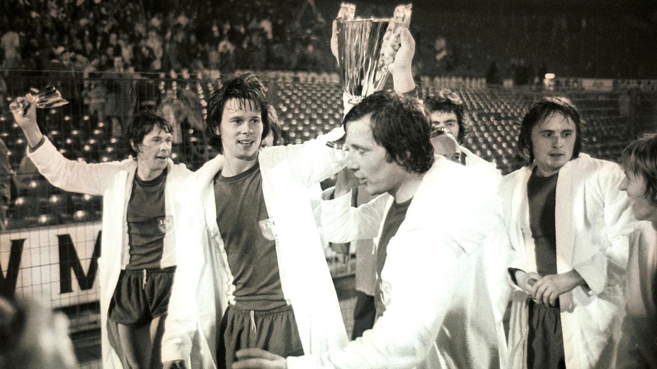 Jürgen Sparwasser (2. v. l.) und Manfred Zapf (3. v. l.) vom FC Magdeburg halten den Europapokal der Pokalsieger in die Höhe. Jürgen Sparwasser (2. v. l.) und Manfred Zapf (3. v. l.) vom FC Magdeburg halten den Europapokal der Pokalsieger in die Höhe.