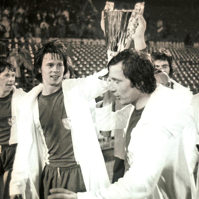 Jürgen Sparwasser (2. v. l.) und Manfred Zapf (3. v. l.) vom FC Magdeburg halten den Europapokal der Pokalsieger in die Höhe. Jürgen Sparwasser (2. v. l.) und Manfred Zapf (3. v. l.) vom FC Magdeburg halten den Europapokal der Pokalsieger in die Höhe.