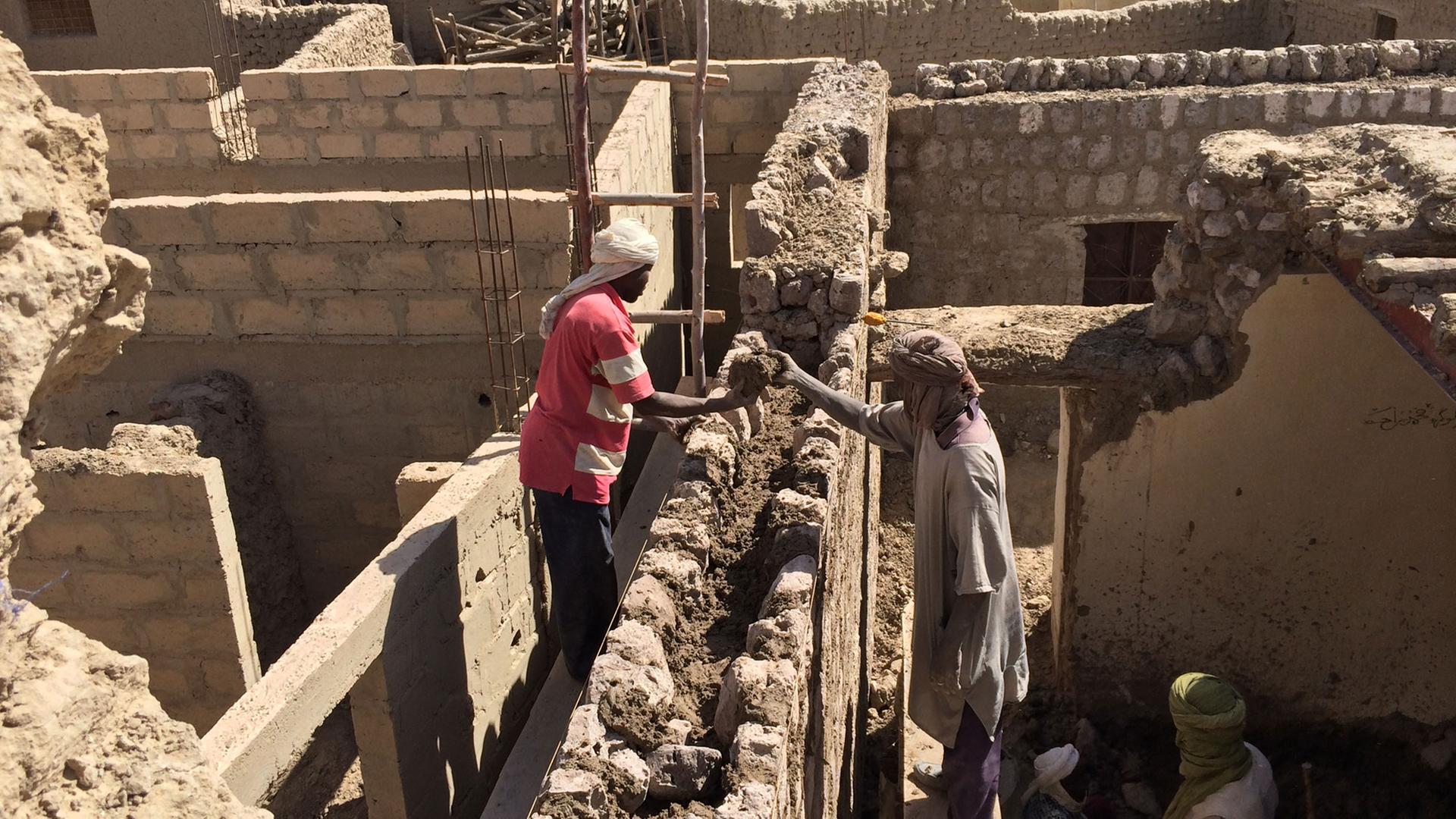 Bauarbeiten in Timbuktu mit klassischer, traditioneller Methode