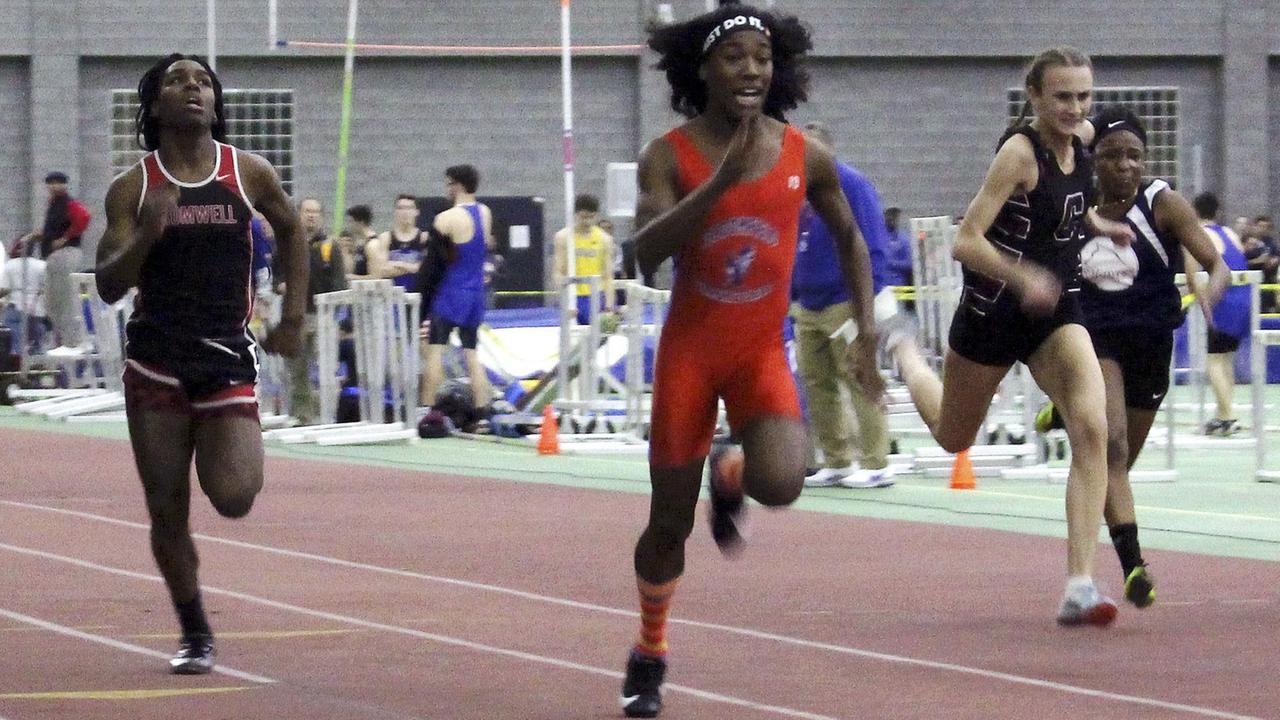 Andraya Yearwood läuft neben anderen Athletinnen. Andraya Yearwood läuft neben anderen Athletinnen.