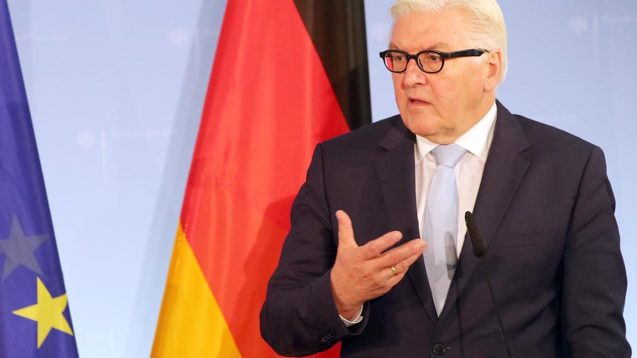 Frank-Walter Steinmeier neben einer Deutschlandfahne. Frank-Walter Steinmeier neben einer Deutschlandfahne.