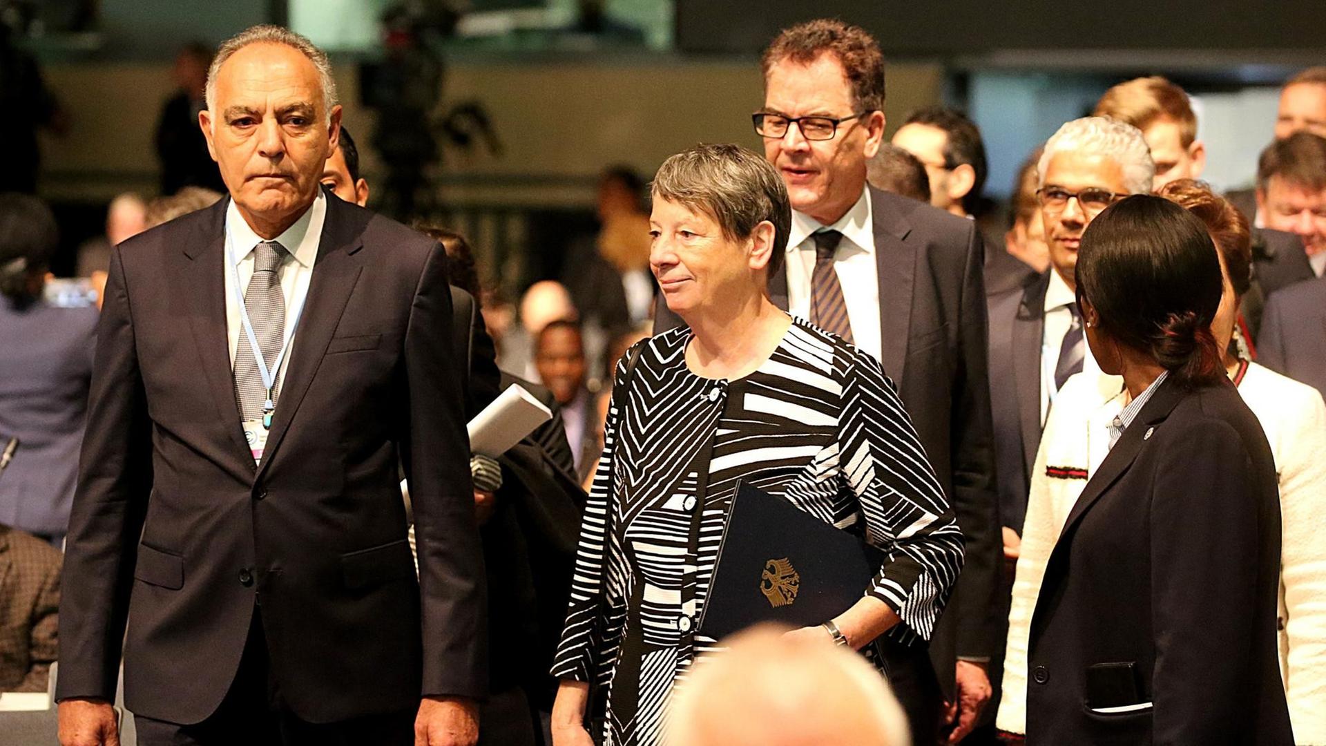 Die deutsche Umweltministerin Barbara Hendricks (r) kommt am 06.11.2017 in Bonn (Nordrhein-Westfalen) mit dem COP 22 Präsidenten, Salaheddine Mezouar zur Eröffnung der Weltklimakonferenz. Die Weltklimakonferenz COP23 findet 06. bis 17. November 2017 in Bonn statt