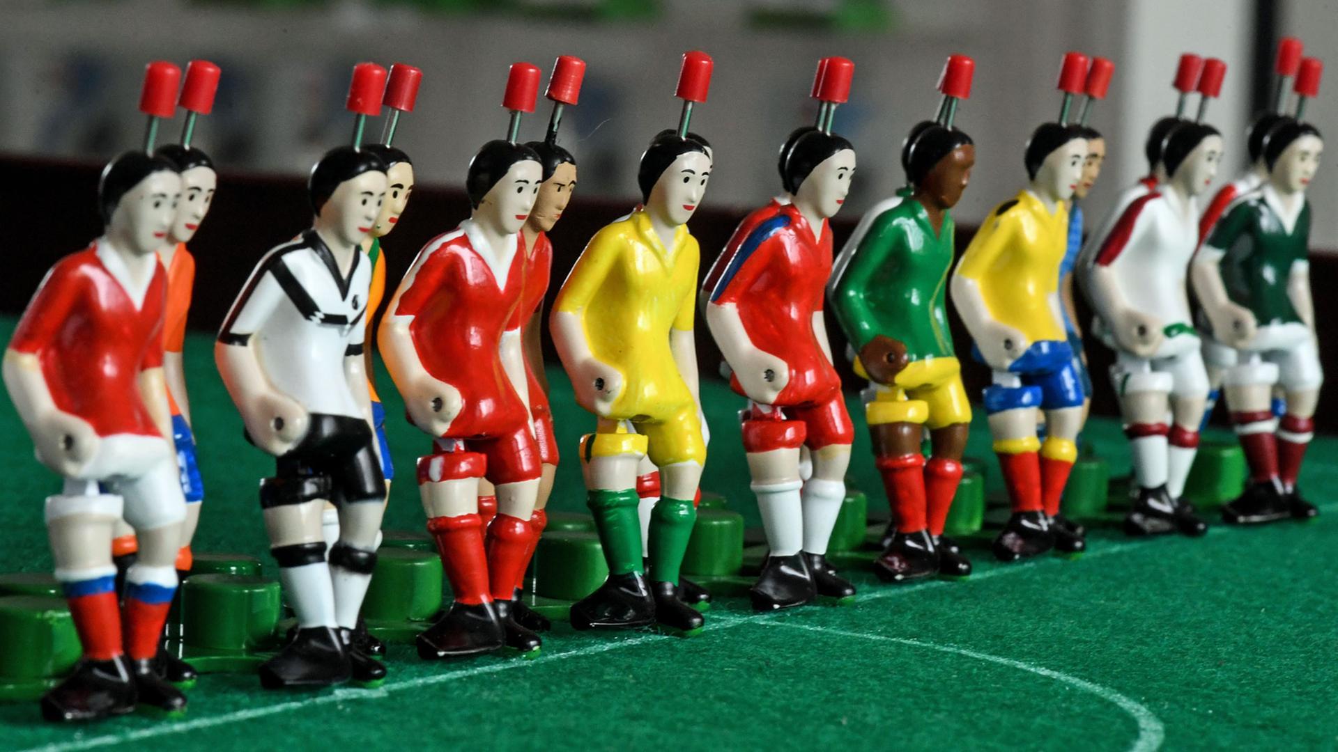 Tipp-Kick-Figuren in den Trikots der Teilnehmernationen der Fußball-WM 2018 in Russland. Tipp-Kick-Figuren in den Trikots der Teilnehmernationen der Fußball-WM 2018 in Russland.