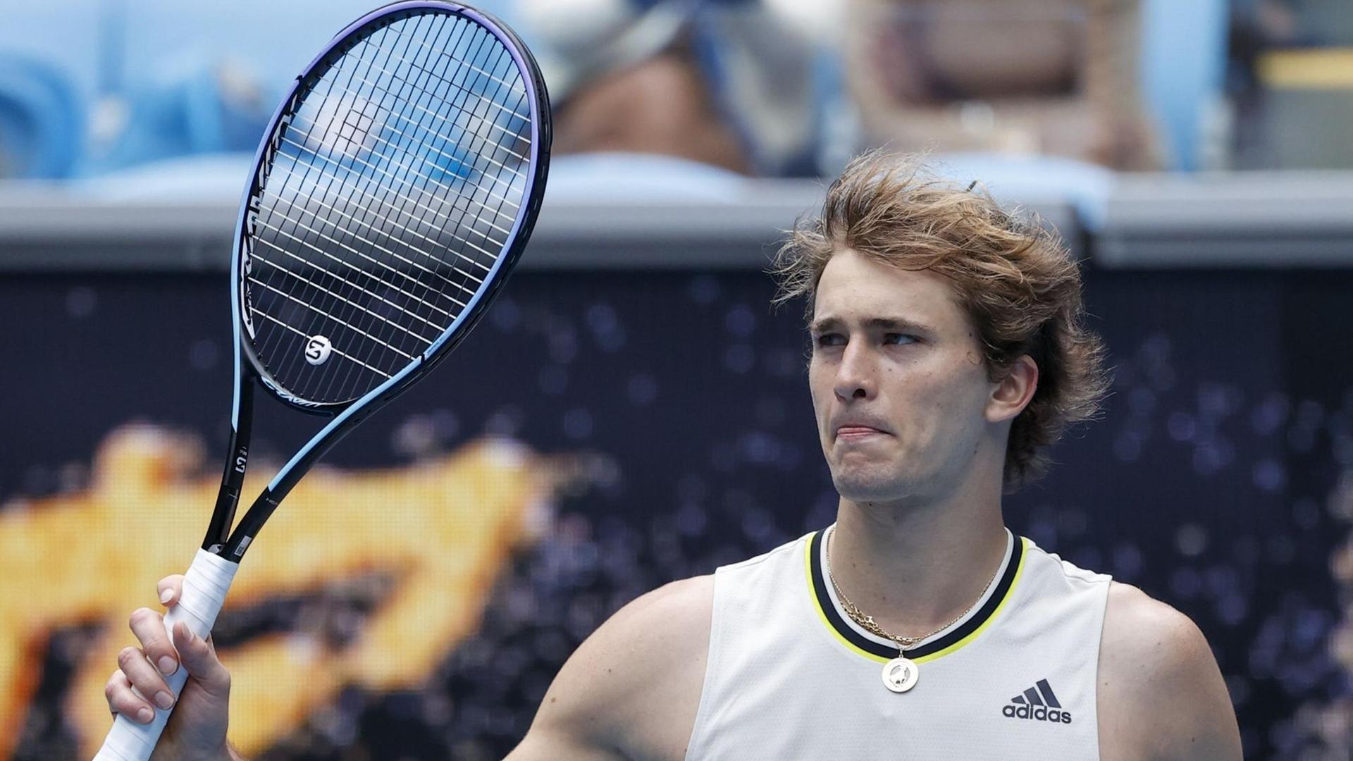 Alexander Zverev winkt mit dem Tennisschläger ins Publikum. Alexander Zverev winkt mit dem Tennisschläger ins Publikum.