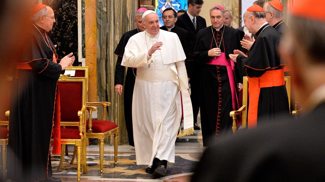 Papst Franziskus im Vatikan, wo er bei seiner jährlichen Weihnachtsbotschaft an Kardinäle, Bischöfe und Priester "15 Krankheiten" innerhalb der Kurie angeprangert. Papst Franziskus im Vatikan, wo er bei seiner jährlichen Weihnachtsbotschaft an Kardinäle, Bischöfe und Priester "15 Krankheiten" innerhalb der Kurie angeprangert.