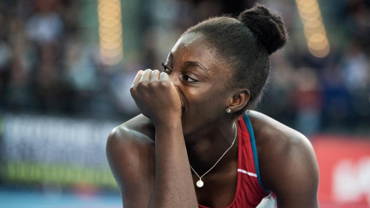 Deutsche Leichtathletik Meisterschaften 2019 in der Halle am 16.2.19in Leipzig. Lisa Marie Kwayie schaut mit der Hand vor dem Mund zur Seite und kann das Ergebnis kaum glauben.
Deutsche Leichtathletik Meisterschaften 2019 in der Halle am 16.2.19in Leipzig. Lisa Marie Kwayie schaut mit der Hand vor dem Mund zur Seite und kann das Ergebnis kaum glauben.