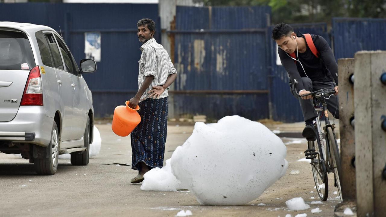 Die Menschen am Bellandursee leben mit den giftigen Schaumflocken, so gut es geht