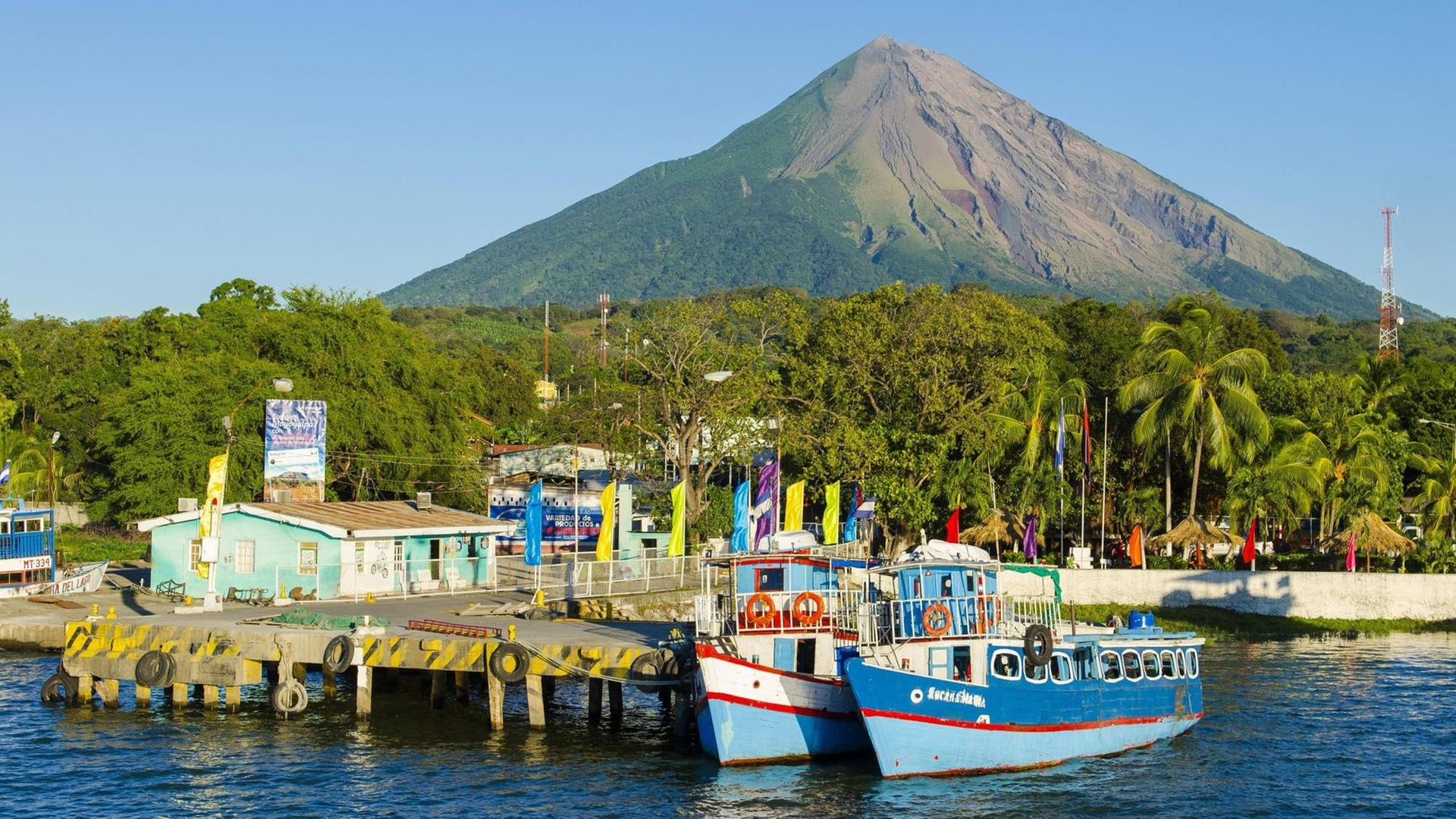 Fährhafen Moyogalpa auf der Insel Ometepe mit dem Vulkan Concepcion, Nicaragua-See (Lago Cocibolca), Nicaragua, Mittelamerika Copyright: imageBROKER/OliverxGerhard ibloge04537315.jpg Ferry port Moyogalpa on the Island Ometepe with the Volcano Concepcion Nicaragua Lake Lago Cocibolca Nicaragua Central America Copyright image broker OliverxGerhard ibloge04537315 JPG Bitte beachten Sie die gesetzlichen Bestimmungen des deutschen Urheberrechtes hinsichtlich der Namensnennung des Fotografen im direkten Umfeld der Veröffentlichung! Fährhafen Moyogalpa auf der Insel Ometepe mit dem Vulkan Concepcion, Nicaragua-See (Lago Cocibolca), Nicaragua, Mittelamerika Copyright: imageBROKER/OliverxGerhard ibloge04537315.jpg Ferry port Moyogalpa on the Island Ometepe with the Volcano Concepcion Nicaragua Lake Lago Cocibolca Nicaragua Central America Copyright image broker OliverxGerhard ibloge04537315 JPG Bitte beachten Sie die gesetzlichen Bestimmungen des deutschen Urheberrechtes hinsichtlich der Namensnennung des Fotografen im direkten Umfeld der Veröffentlichung!