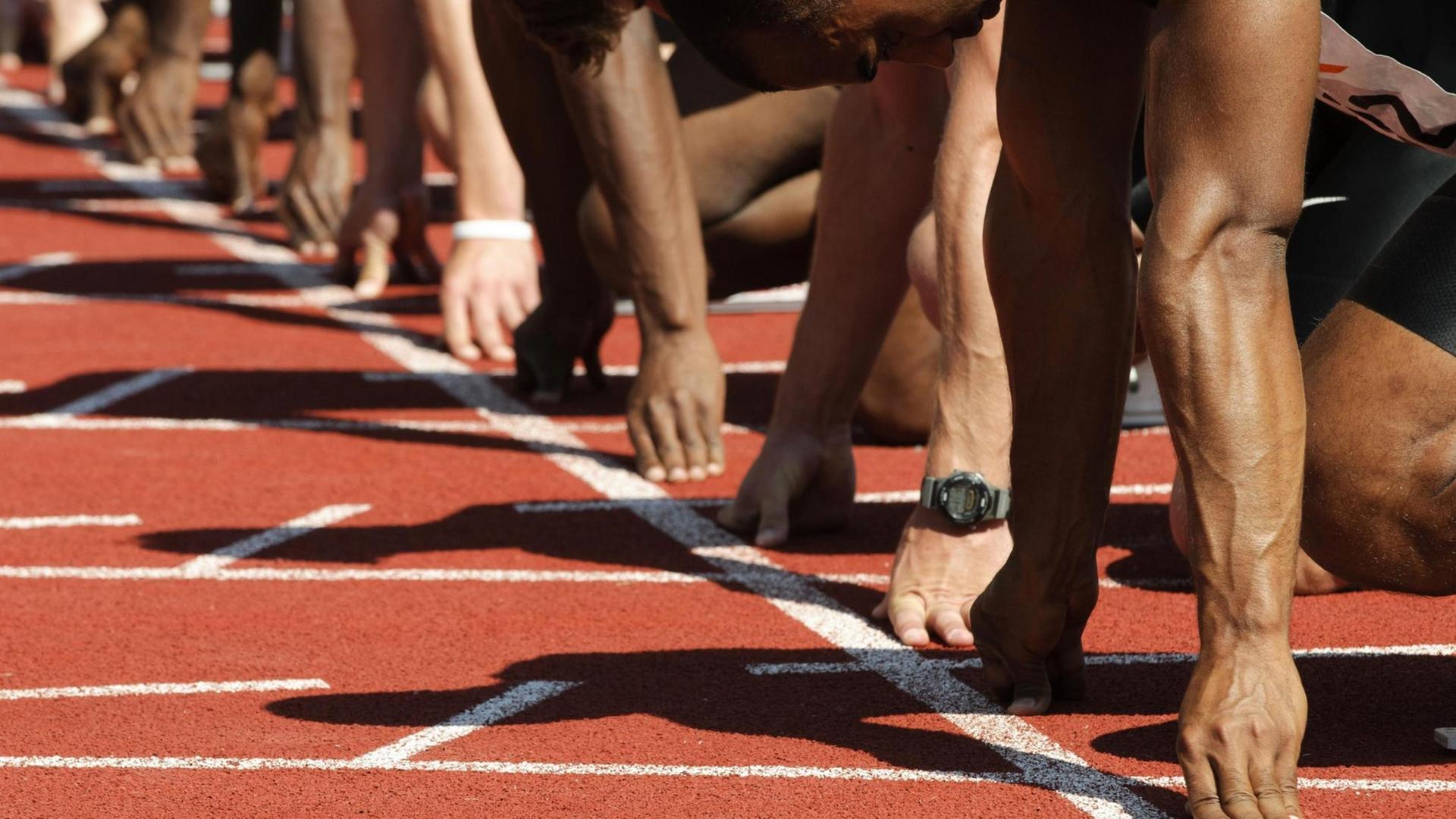 Läufer beim Start bei der DAK Leichtathletik Gala, Lohrheidestadion, Bochum-Wattenscheid, Nordrhein-Westfalen Läufer beim Start bei der DAK Leichtathletik Gala, Lohrheidestadion, Bochum-Wattenscheid, Nordrhein-Westfalen