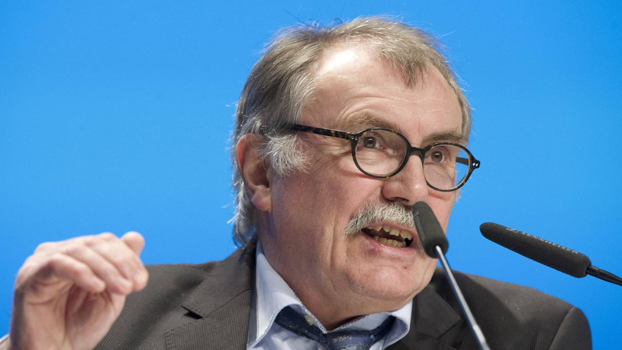 Jürgen Borchert bei einem Vortrag auf dem Parteitag der Alternative für Deutschland (AfD) Ende Januar 2015 in Bremen. Jürgen Borchert bei einem Vortrag auf dem Parteitag der Alternative für Deutschland (AfD) Ende Januar 2015 in Bremen.
