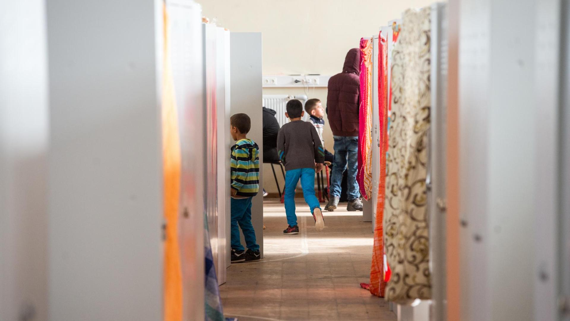 In einer ehemaligen Turnhalle auf dem Gelände der Erstaufnahmeeinrichtung für Asylbewerber in Regensburg (Bayern) sind am 25.09.2015 Flüchtlinge untergebracht.