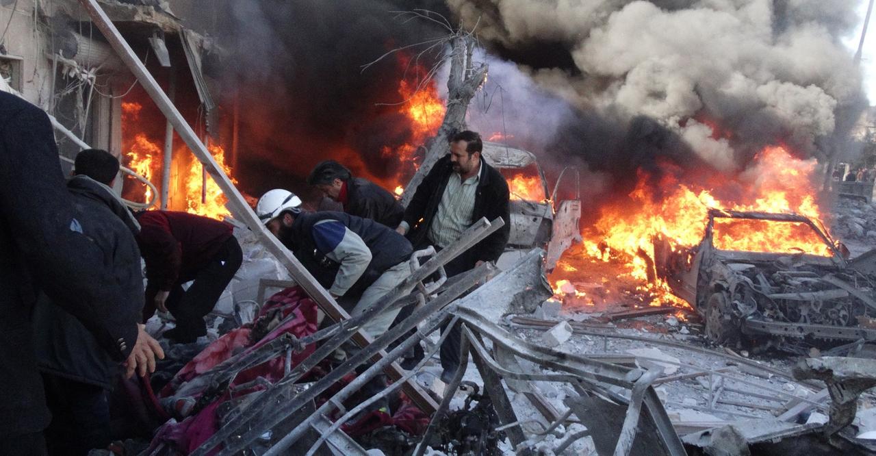 Nach dem Angriff: Suche nach Opfern in Aleppo am 01.02.2014 Nach dem Angriff: Suche nach Opfern in Aleppo am 01.02.2014