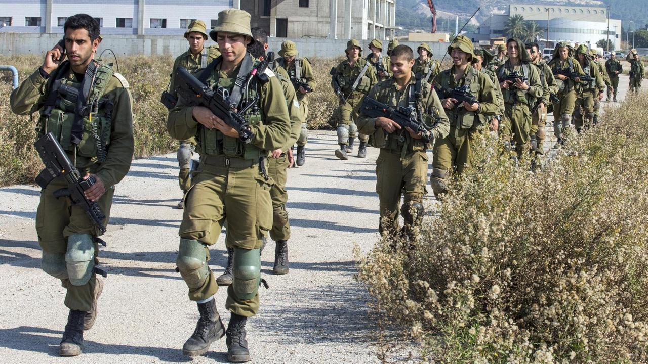 Israelische Soldaten patroullieren an der nördlichen israelisch-libanesischen Grenze.
