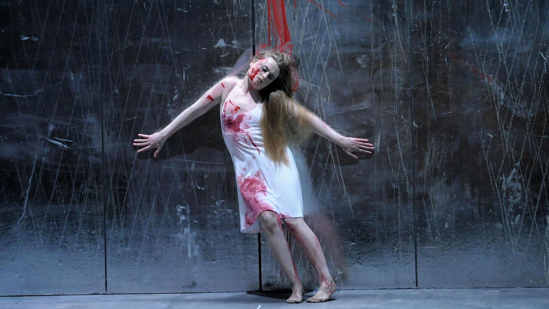 Sterbeszene aus der Oper "Faust" von Charles Gounod. Szenenfoto aus der Inszenierung der Staatsoper Unter den Linden von Karsten Wiegand, 2009