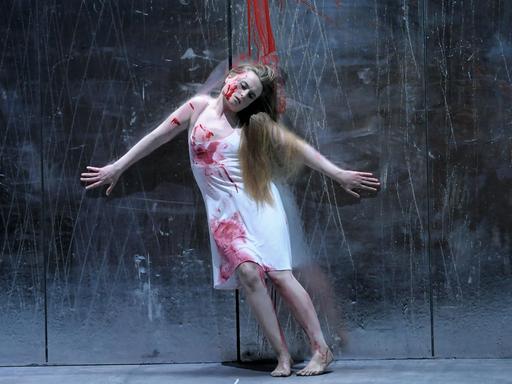 Sterbeszene aus der Oper "Faust" von Charles Gounod. Szenenfoto aus der Inszenierung der Staatsoper Unter den Linden von Karsten Wiegand, 2009