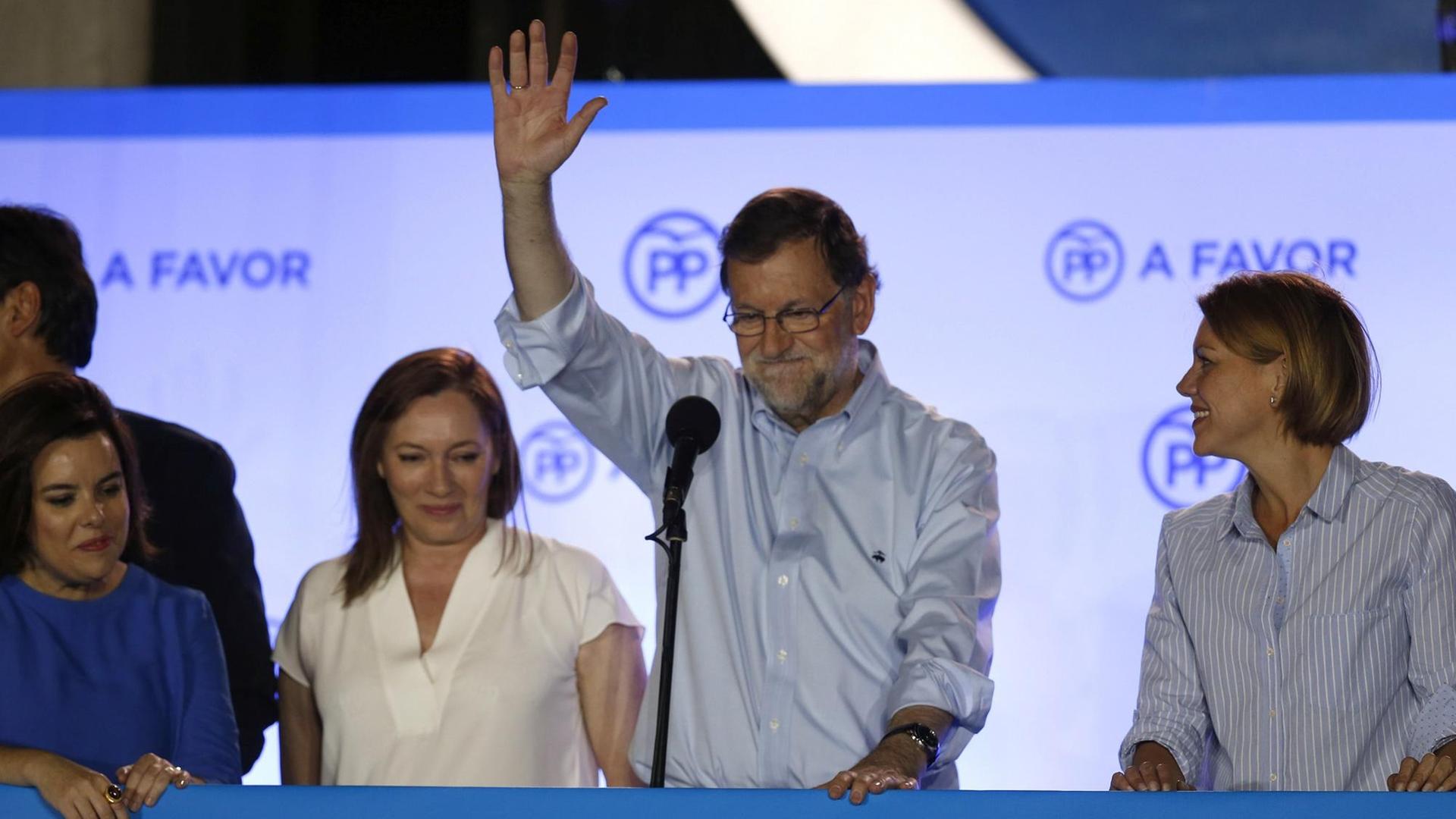 Mariano Rajoy winkt auf einer Bühne seinen Anhängern zu. Mariano Rajoy winkt auf einer Bühne seinen Anhängern zu.