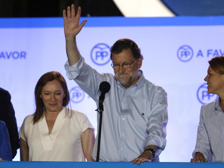 Mariano Rajoy winkt auf einer Bühne seinen Anhängern zu.