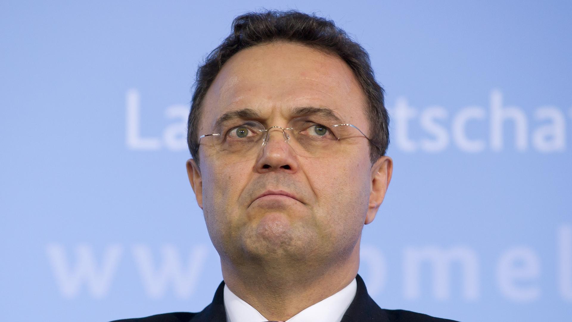 Der CSU-Politiker Hans-Peter Friedrich bei seiner Rücktrittserklärung in Berlin Der CSU-Politiker Hans-Peter Friedrich bei seiner Rücktrittserklärung in Berlin