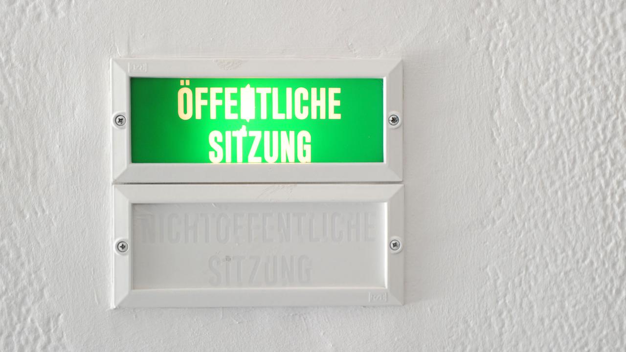 Ein Schild mit der Aufschrift "öffentliche Sitzung", aufgenommen am 30.04.2014 in München (Bayern) im Amtsgericht. Foto: Tobias Hase/dpa