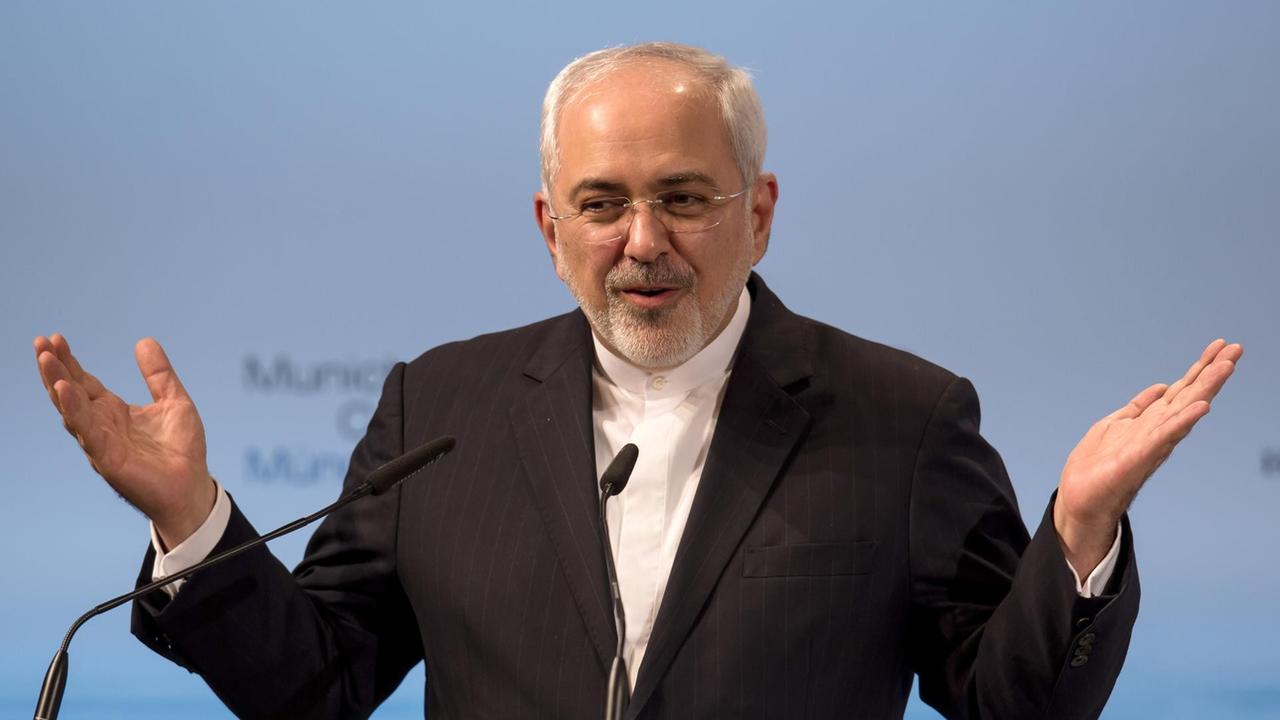 Der Iranische Außenminister Mohammed Dschawad Sarif spricht am 12.02.2016 während der 52. Sicherheitskonferenz in München (Bayern) in ein Mikrofon. Der Iranische Außenminister Mohammed Dschawad Sarif spricht am 12.02.2016 während der 52. Sicherheitskonferenz in München (Bayern) in ein Mikrofon.