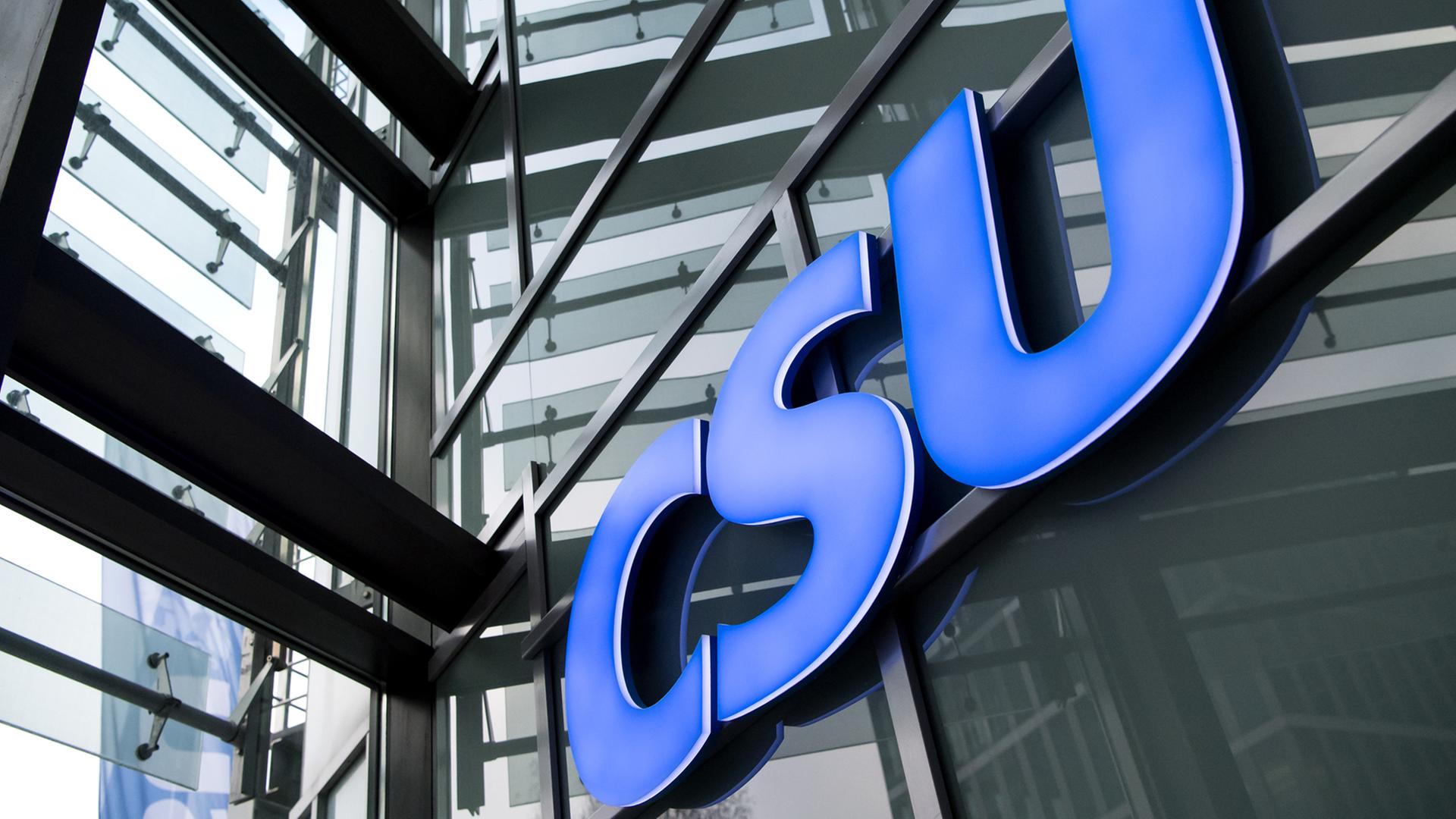 Das Logo der CSU ist am 05.12.2016 in München (Bayern) vor einer CSU-Vorstandssitzung an der Parteizentrale zu sehen. Das Logo der CSU ist am 05.12.2016 in München (Bayern) vor einer CSU-Vorstandssitzung an der Parteizentrale zu sehen.