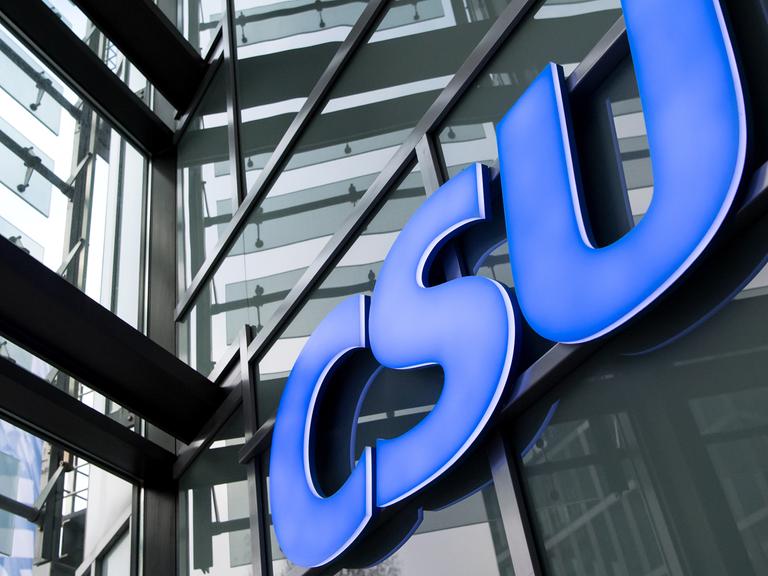 Das Logo der CSU ist am 05.12.2016 in München (Bayern) vor einer CSU-Vorstandssitzung an der Parteizentrale zu sehen.
