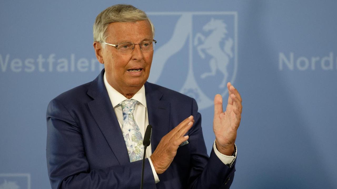 Wolfgang Bosbach, Vorsitzender der Kommission (CDU) spricht bei einer Pressekonferenz anlässlich der Übergabe des Abschlussberichts der Regierungskommission "Mehr Sicherheit für Nordrhein-Westfalen" (Bosbach-Komission) im August 2020. Wolfgang Bosbach, Vorsitzender der Kommission (CDU) spricht bei einer Pressekonferenz anlässlich der Übergabe des Abschlussberichts der Regierungskommission "Mehr Sicherheit für Nordrhein-Westfalen" (Bosbach-Komission) im August 2020.