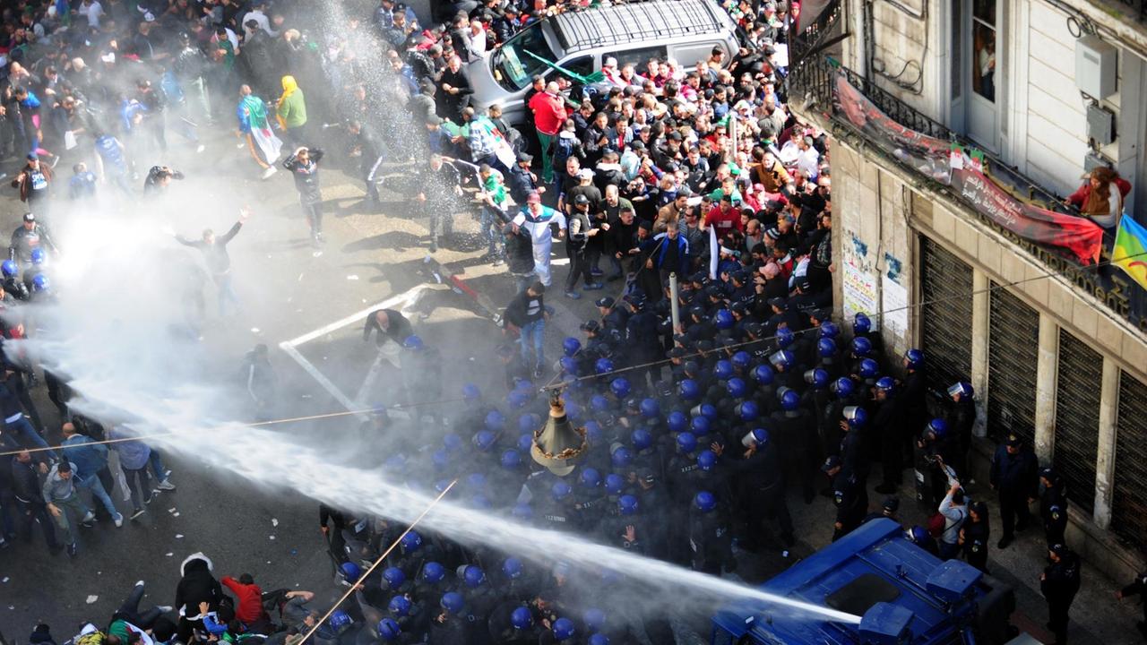 Die Polizei geht mit Wasserwerfern gegen die Anti-Regierungs-Proteste vor. Die Polizei geht mit Wasserwerfern gegen die Anti-Regierungs-Proteste vor.