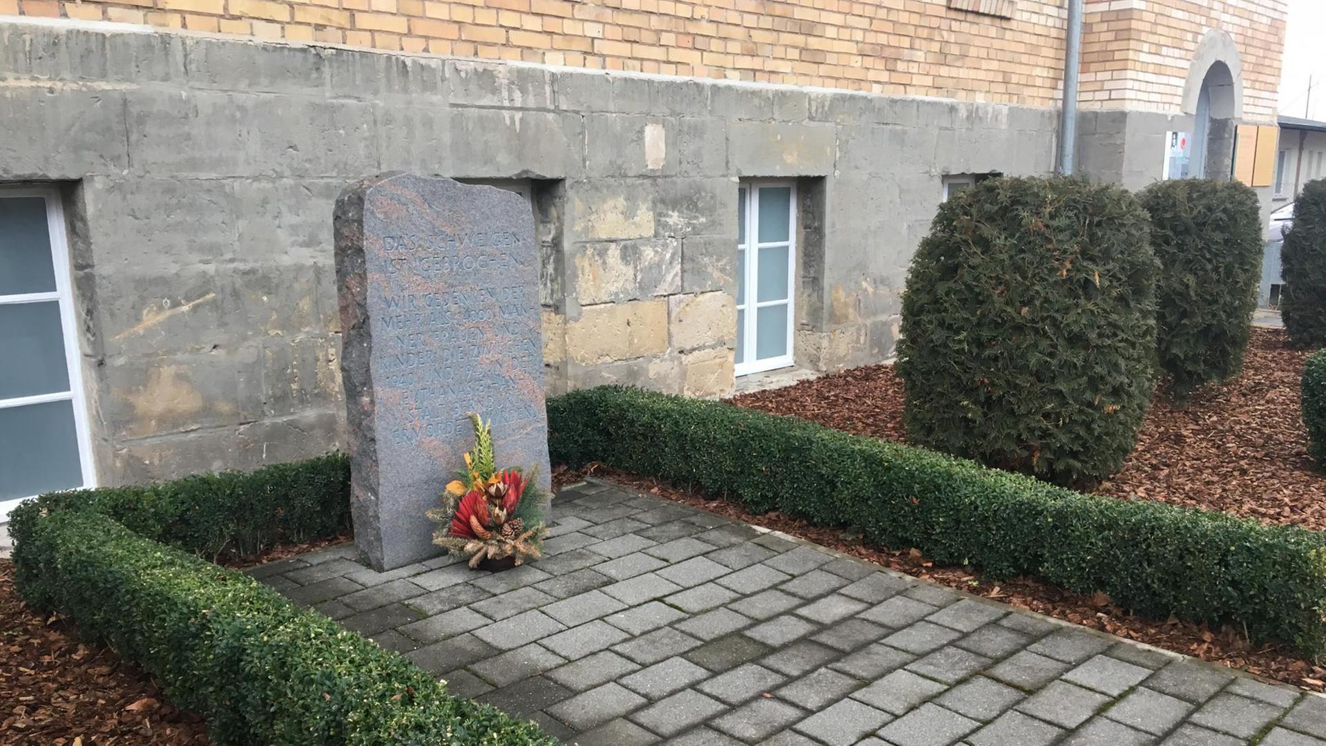 Gedenkstein vor dem Klinikteil in Bernburg, in dem 15.000 Menschen vergast wurden.